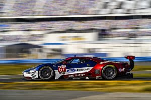 新色はブルー・ライトニング・メタリック、フローズン・ホワイト、リキッド・レッド・メタリック