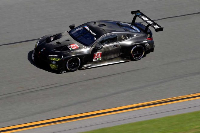 デイトナでテストを行うBMW M8 GTE