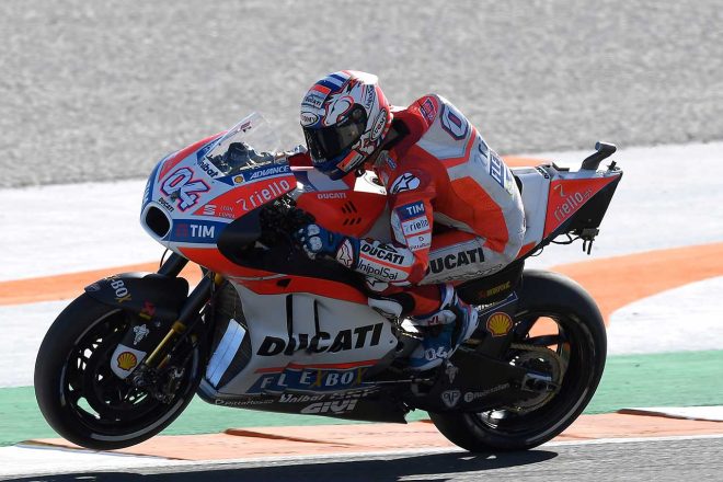 もっともリヤ寄りにマスを集めているドゥカティ・デスモセディチGP17。ECUをリヤカウル内に収めている