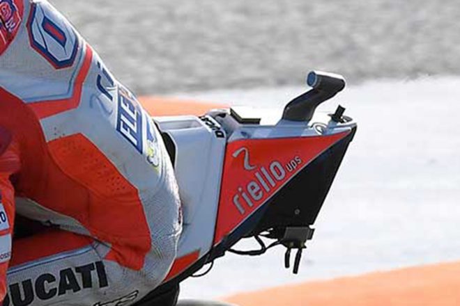 テールカウルの下の黒い部分がECU