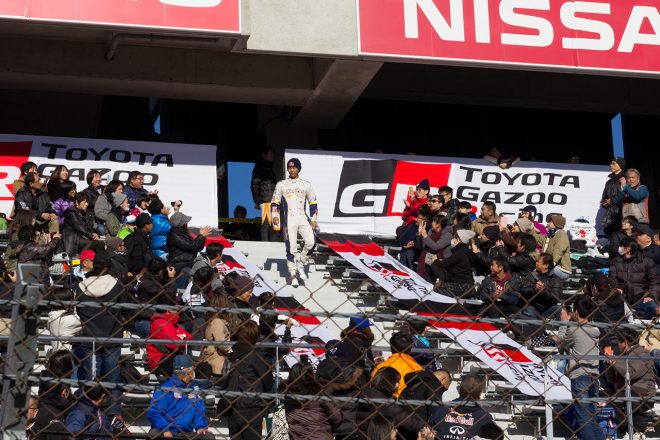 TGRF2017は、ドライバーたちがグランドスタンドから登場する形でスタートした