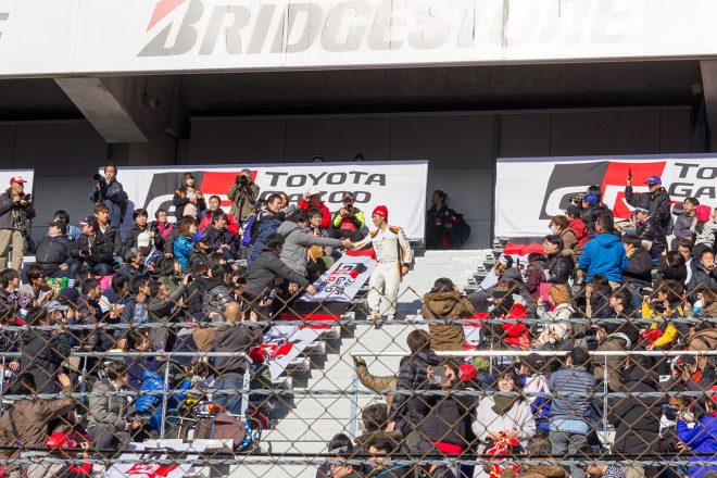 ドライバーたちはスタンド席に集まったファンたちとハイタッチや握手を交わした