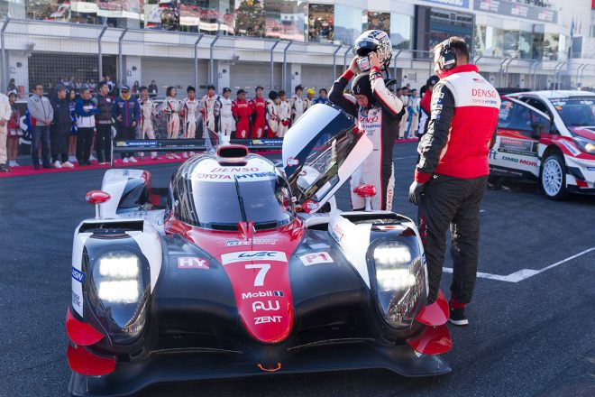 小林可夢偉のドライブでオープニングセレモニーに登場したトヨタTS050ハイブリッド