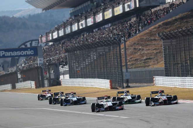 大勢の観客が見守るなか、デモラン『Pushing the limits』に登場したSF14