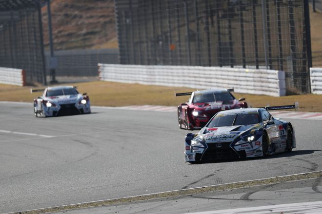 スーパーGTのデモランでは、レクサスLC500がシリーズ戦さながらにポジションを入れ替えながら