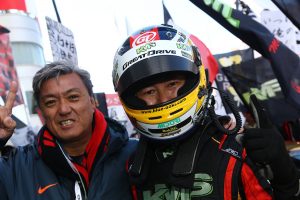 2017年シーズン最終戦を制した青木孝行(ケーエムエスフェニックス86)