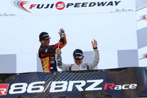 青木は近藤のチャンピオン獲得をシャンパンで祝福