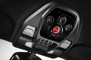 ドライバーの頭上にあるカーボンファイバー製コンソールにはエンジンスタート、ドア、ウインドウスイッチが収まる