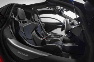 マクラーレンの開発スタッフは軽量化のために助手席を取り払うことも考えていたという。