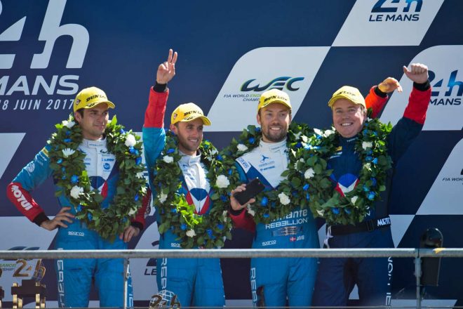 ネルソン・ピケJr.（左）らとル・マンの表彰台に登壇したデビッド・ハイネマイヤー-ハンソン（右からふたり目）