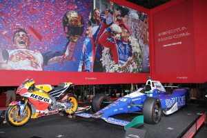 2017年のMotoGPを制したRC213Vと第101回インディアナポリス500を制した佐藤琢磨のダラーラDW12