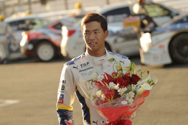花束を受け取った平川亮