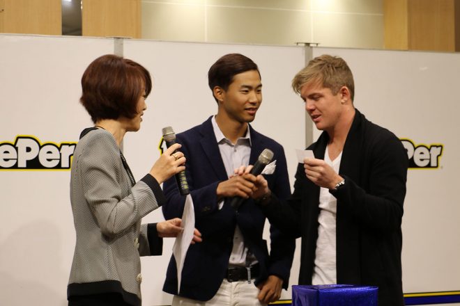 平川選手とニック選手は“もてなす側”として各コーナーで奮闘