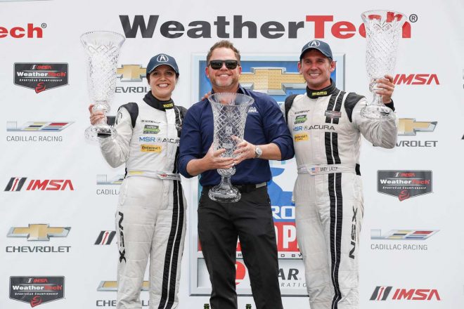 第5戦デトロイトでNSX GT3に初優勝をもたらしたキャサリン・レッグ（左）とアンディ・ラリー（右）。中央はマイケル・シャンク代表