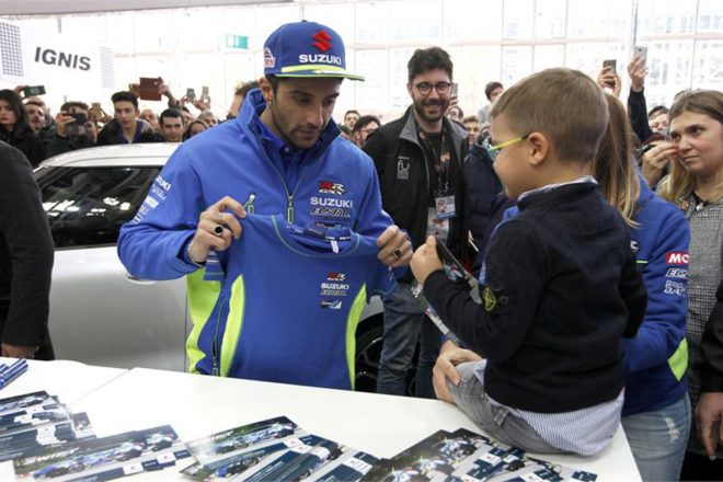 ファンと交流するイアンノーネ