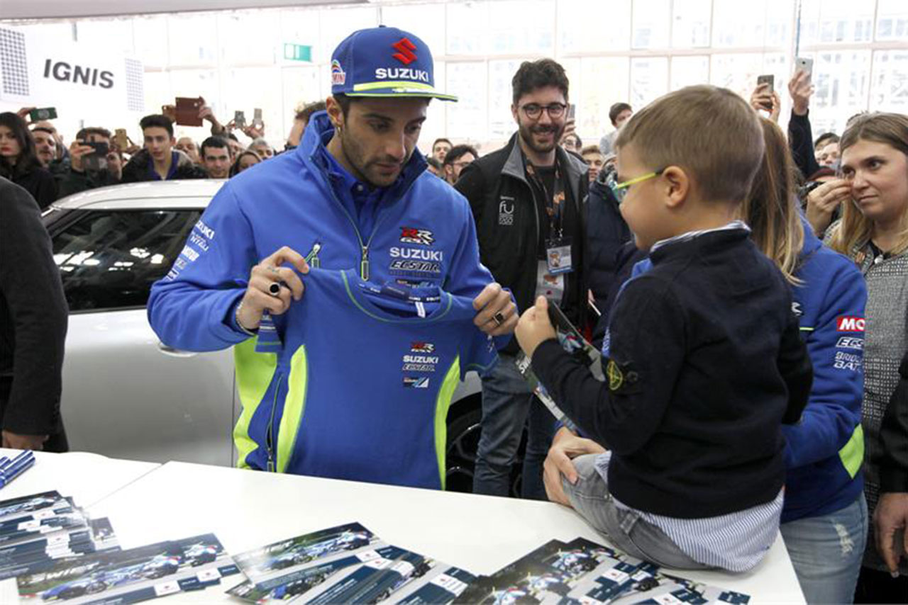 ファンと交流するイアンノーネ