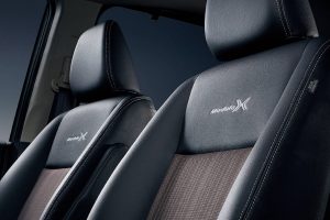 専用ブラック&モカ コンビシート(プライムスムース×ファブリック/Modulo X ロゴ入り)