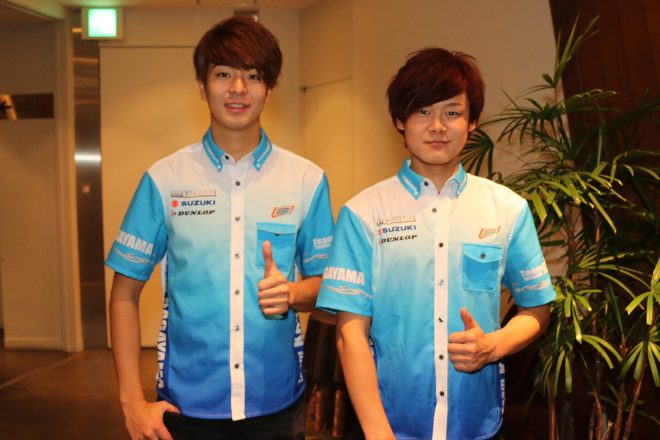 入口でファンを出迎える浦本修充と三原壮紫