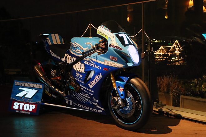 ホテルのテラスに飾られたチームカガヤマのスズキGSX-R1000