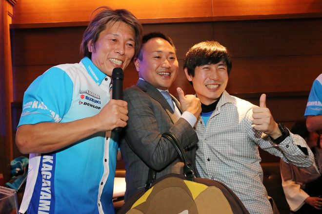 プレゼントをゲットしたファンと写真を撮る加賀山就臣