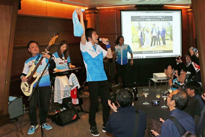 会場ではチームカガヤマを応援するバンド、1-E（イチノイー）のライブも行われた