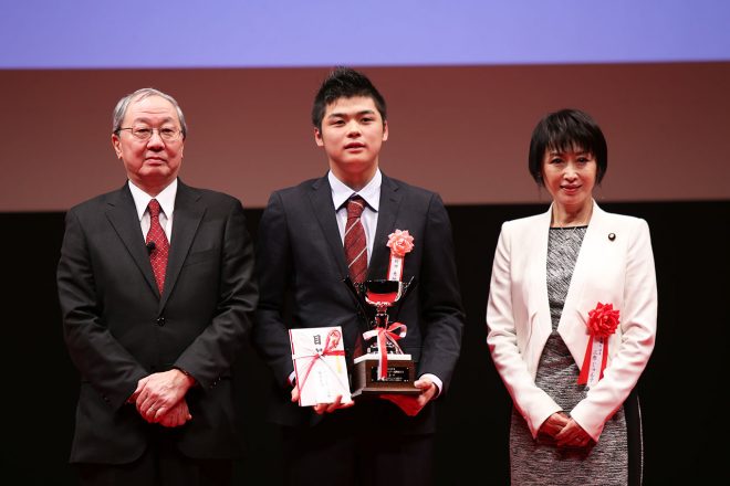 自由民主党モータースポーツ振興議員連盟会長杯を獲得したST600チャンピオンの前田