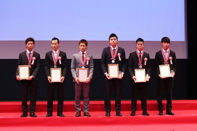 （左から）J-GP3チャンピオン伊達悠太、ランク2位小室旭、ランク3位古市右京。ST600チャンピオン前田、ランク2位國峰啄磨、ランク3位岡本裕生