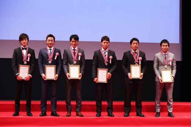 （左から）J-GP2チャンピオン水野涼、ランク2位関口太郎、ランク3位生形秀之。JSB1000チャンピオン高橋、ランク2位津田、ランク3位渡辺