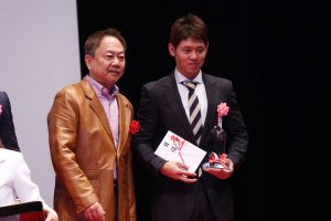 高橋はロードレース部門のプレス賞も獲得。ライディングスポーツの青木編集長からトロフィーと副賞が渡された