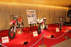 チャンピオンマシンが展示され、興味深そうに写真を撮るファンもいた