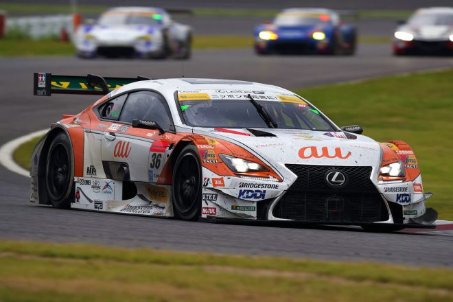 新宿伊勢丹に展示されるau TOM'S RC F