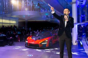 チャリティオークションの様子。マックス・ジラルド氏が進行を務めた。