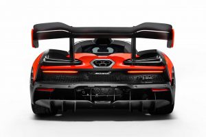 巨大なスポイラーとディフューザーが目を引くリヤセクション