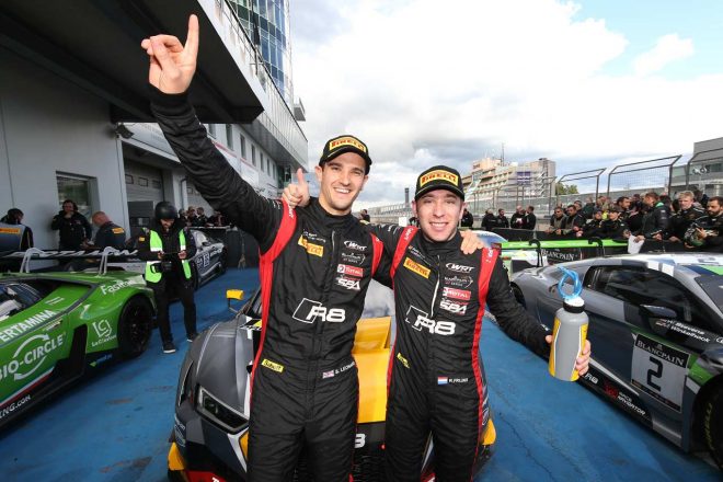 スチュワート・レオナルド（左）とロビン・フラインス（右）は2017ブランパンGTシリーズ・スプリントカップチャンピンを獲得した。