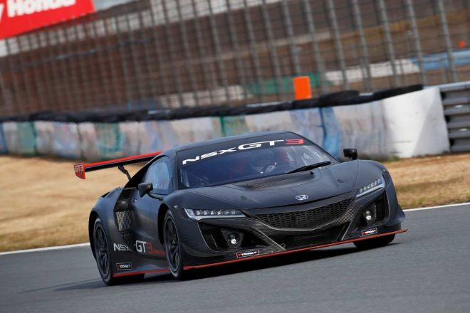 カーボン地のブラックボディで走行するホンダNSX GT3