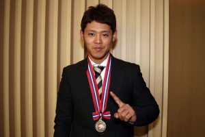 高橋選手、はにかみつつも「ナンバーワン」のポーズ