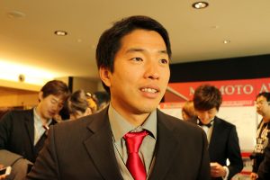 真紅のネクタイはチームカラーを意識している？　津田選手