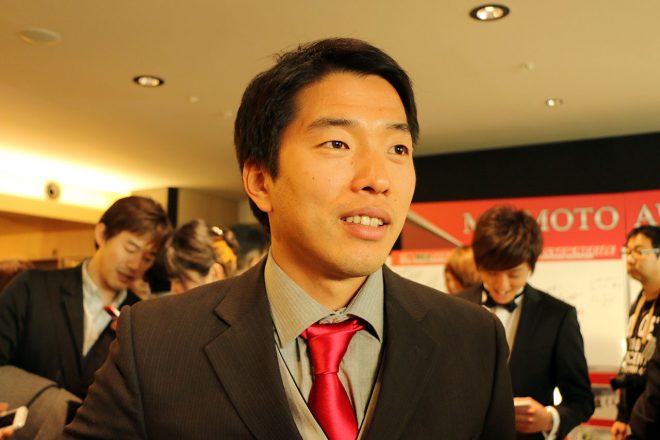 真紅のネクタイはチームカラーを意識している？　津田選手