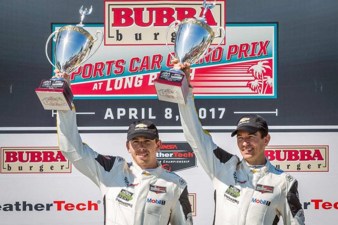 第3戦ロングビーチで優勝したトミー・ミルナー（左）とオリバー・ギャビン（右）