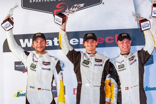 セブリング12時間で優勝、ロード・アトランタでは2位となったマイク・ロッケンフェラー（左）、アントニオ・ガルシア（中央）、ヤン・マグヌッセン（右）