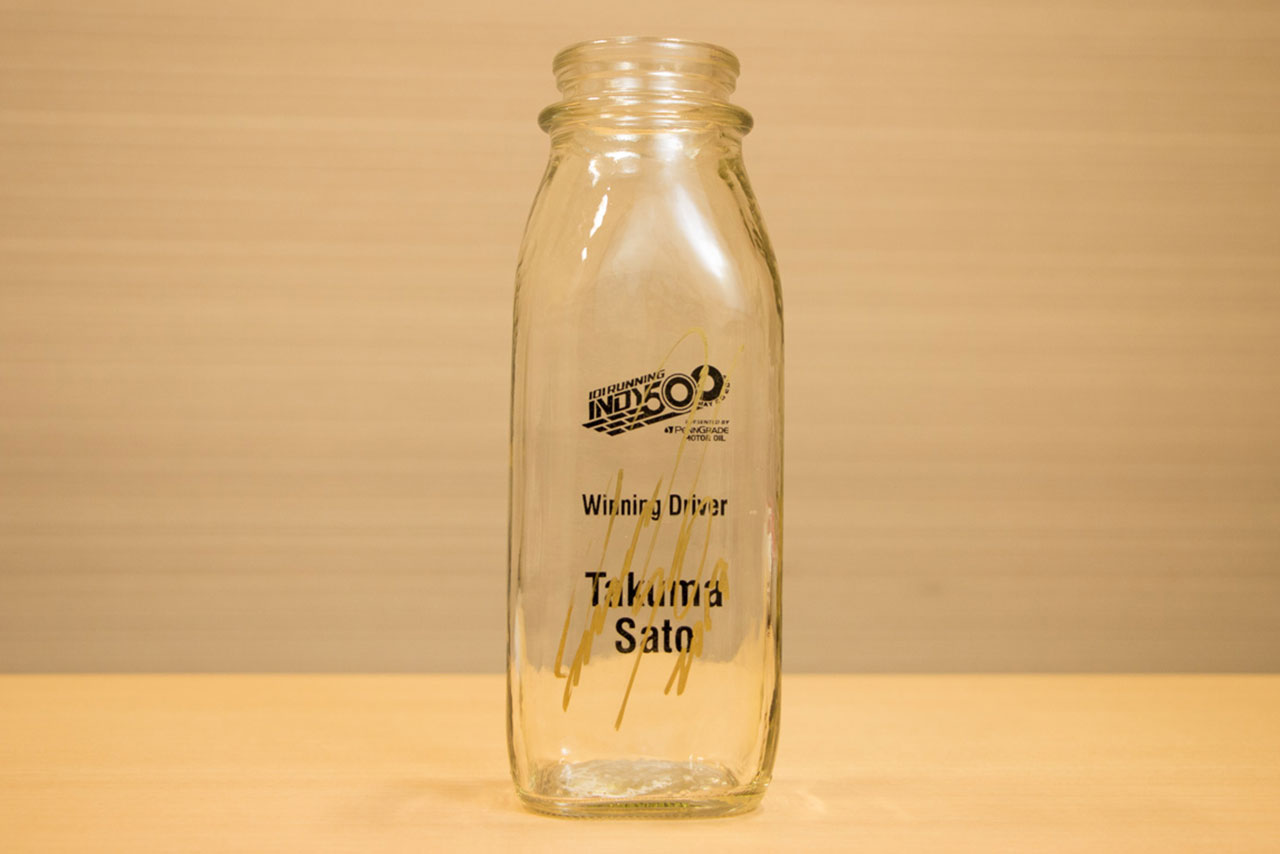 AUTOSPORTwebでは、2017年末特別企画として、佐藤琢磨のサイン入り牛乳ビンが当たるプレゼントキャンペーンを実施