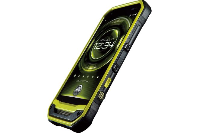 京セラがチームに提供するau向け高耐久スマートフォン『TORQUE G03』