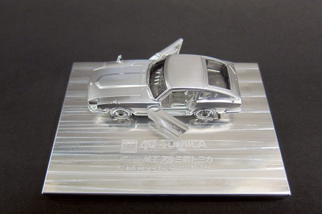 『tomica展』で展示されるトミカ40周年記念 超微細加工 アルミ製トミカ