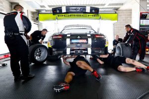 アール・バンバー、ケビン・エストル、ローレンス・バンスールは2017年も同じ布陣でバサーストに参戦したがステアリングラックの損傷によりリタイアとなった。