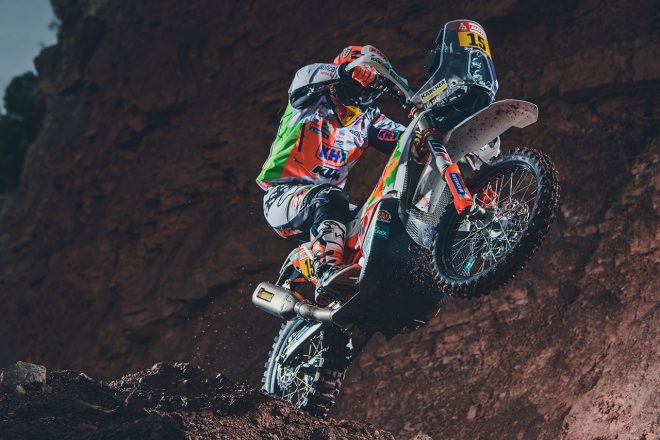 ライア・サンツはKTMのワークスマシン、KTM450ラリーを操る