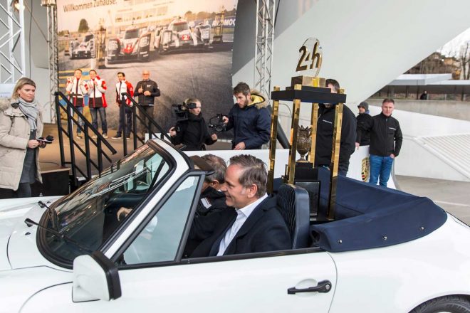 ポルシェに乗せられポルシェ・ミュージアム入りしたル・マンの優勝トロフィー