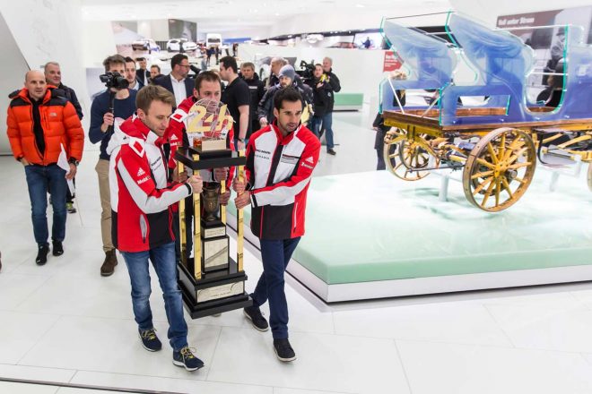 重さ50kgにもなるトロフィーは優勝ドライバーの手で展示スペースに移動された。