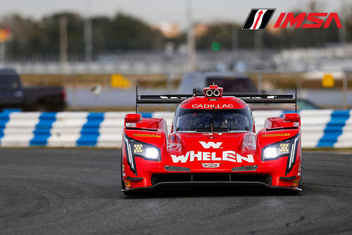 フェリペ・ナッセのドライブで総合首位に立ったウェーレン・エンジニアリング・レーシングの31号車キャデラックDPi-V.R