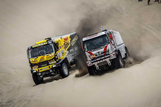 日野チーム・スガワラ511号車（右）