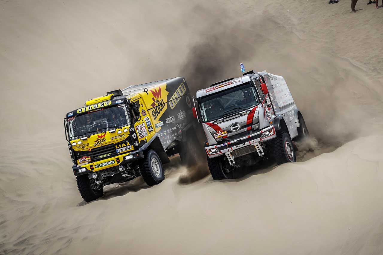 日野チーム・スガワラ511号車（右）